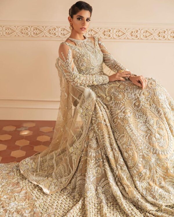 wedding long trail bridal gown with hanwork