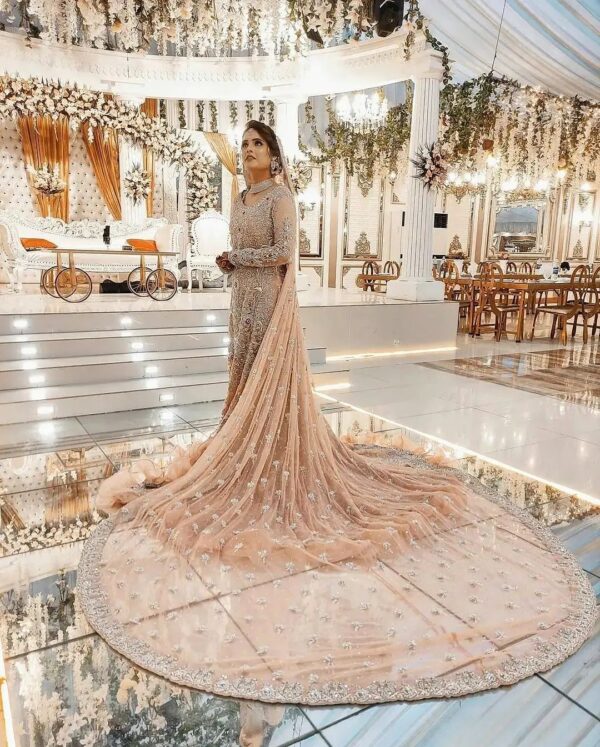 WEDDING LONG TRAIL BRIDAL GOWN