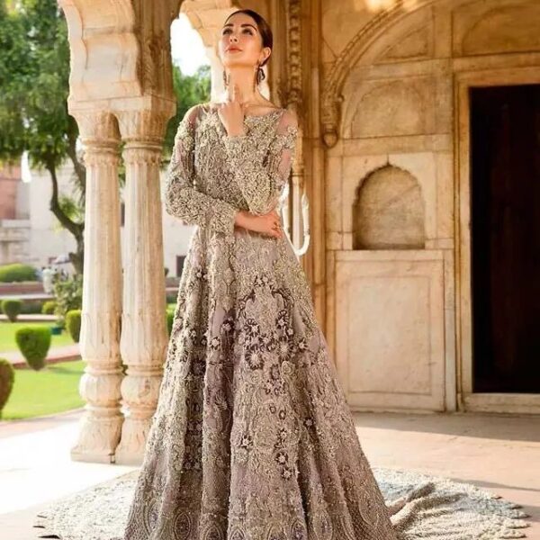 WEDDING LONG TRAIL BRIDAL GOWN