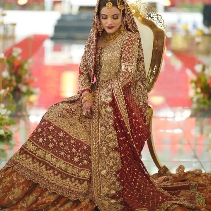 Pakistani Lehenga... Floral Embroidery is Superb. Such a Sweet Look!  @CremeDeModa | Pakistani bridal dresses, Pakistani bridal, Walima dress