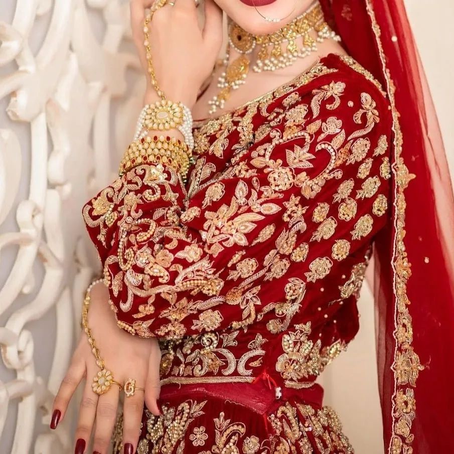 Nakkashi Jacquard & Velvet Bridal Lehenga at Rs 8085.28 in Surat | ID:  21079280191