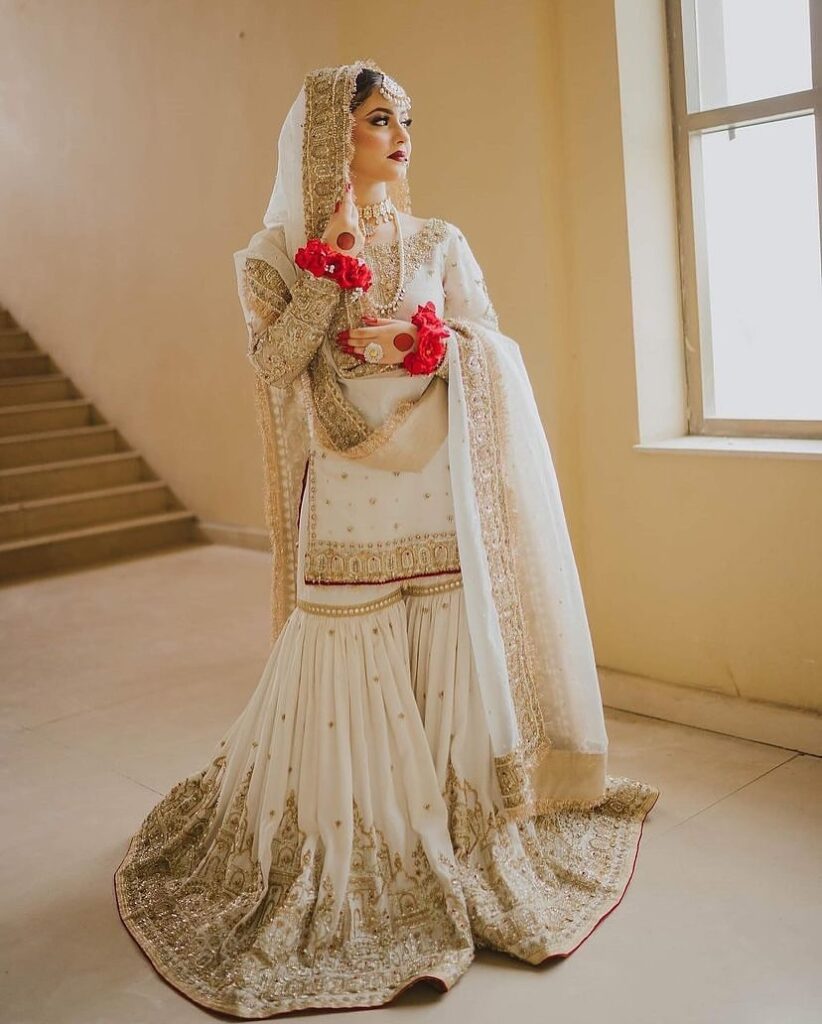 Ivory Furshy Garara for Walima
Trending Nikaah outfit 2025
Muslim bride ivory outfit