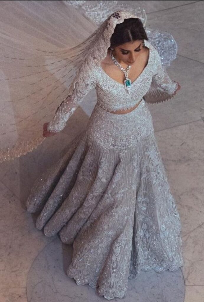 Reception bridal dress
Traditional bridal couture